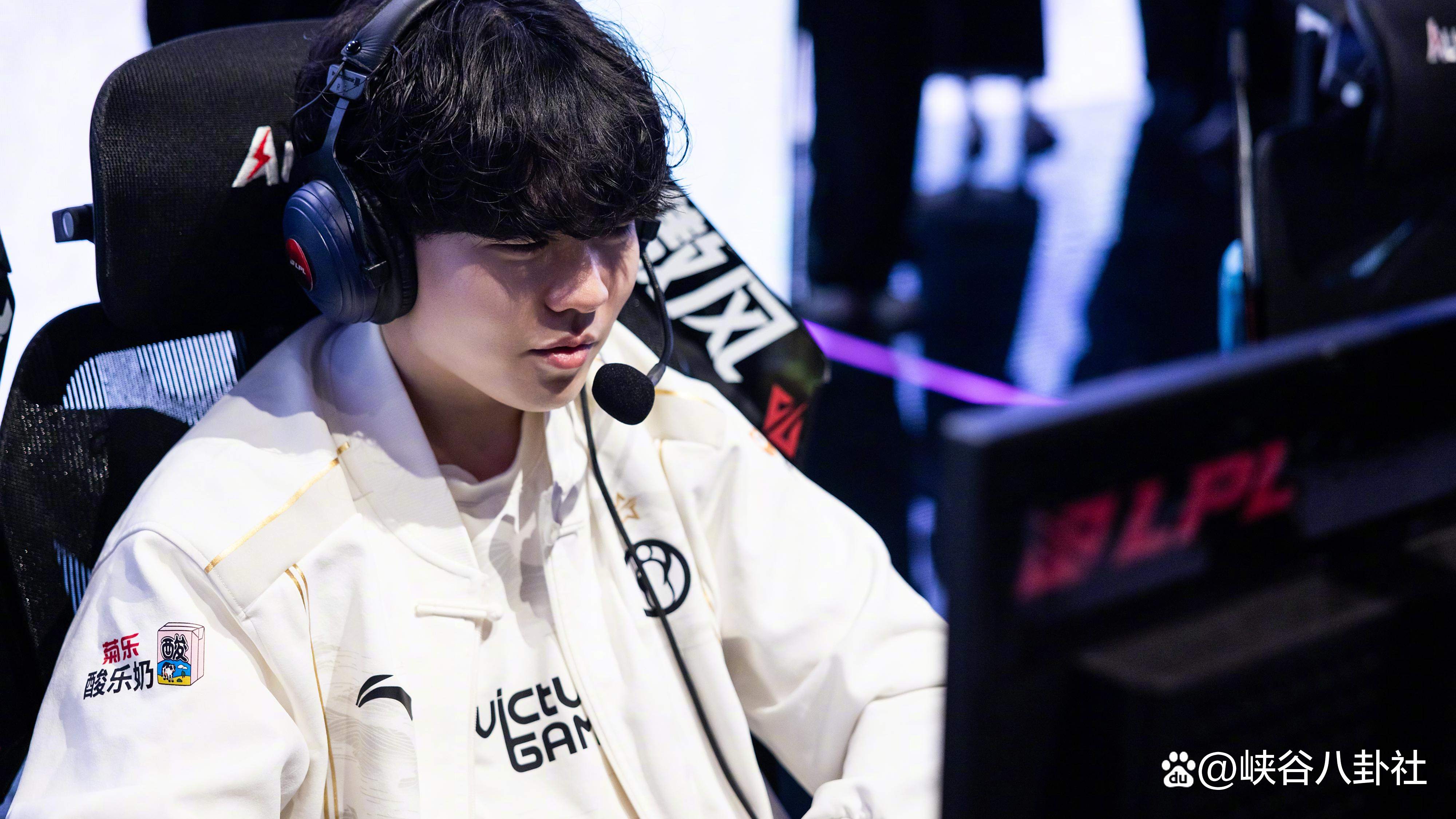 爱游戏体育-Rookie在日本队比赛中持续失利，出色发挥引发热议！观众掌声雷动-爱游戏体育