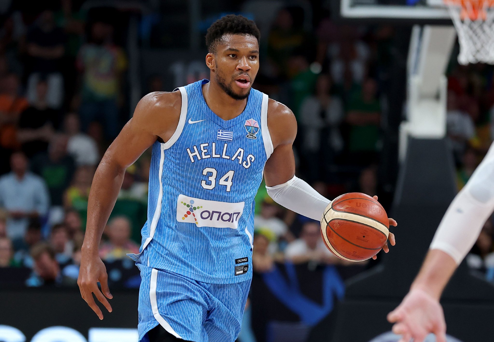 爱游戏-关于字母哥在公牛比赛中反败为胜，战术调整引发热议！引发球迷热议的信息-爱游戏